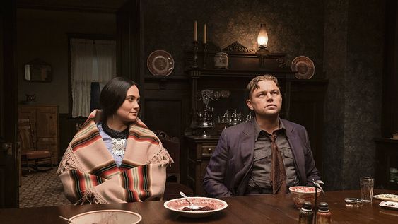 Lily Gladstone y Leonardo DiCaprio protagonizan un turbio matrimonio. Foto: Universal Pictures Lily Gladstone y Leonardo DiCaprio protagonizan un turbio matrimonio. Foto: Universal Pictures