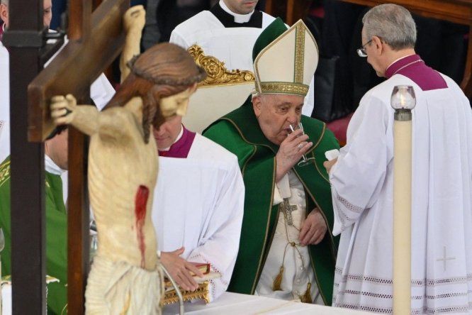 Papa Francisco bebe agua durante una misa en el Vaticano