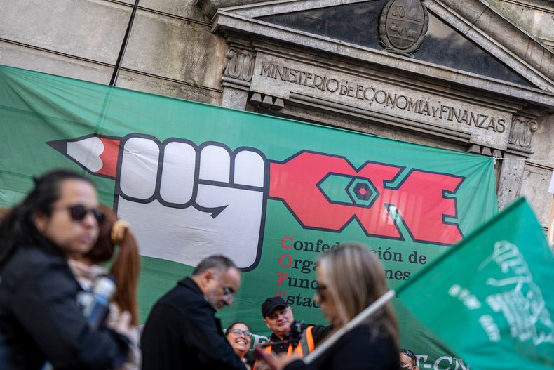 Una movilización de la Confederación de Funcionarios del Estado frente al MEF, en 2024