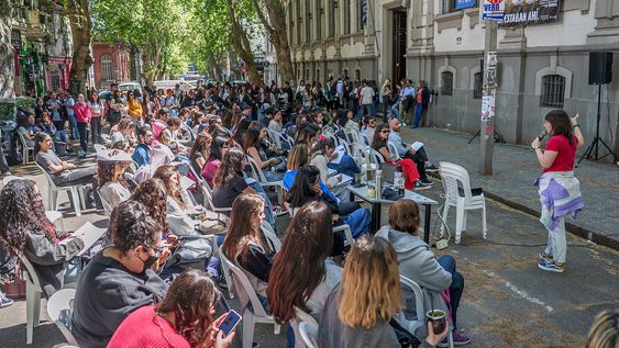 Imparten clase de Facultad de Psicología en la calle Tristán Narvaja en protesta por el presupuesto educativo. Imparten clase de Facultad de Psicología en la calle Tristán Narvaja en protesta por el presupuesto educativo.