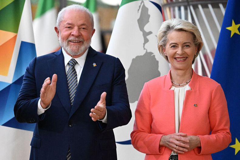 Presidente de Brasil, Luiz Inácio Lula da Silva, junto a la presidenta de la Comisión Europea, Úrsula von Leyen, durante una cumbre en Bruselas. Foto: AFP