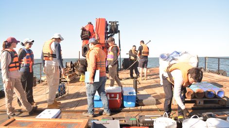 Investigadores del Imfia durante una de las expediciones en el Río de la Plata.