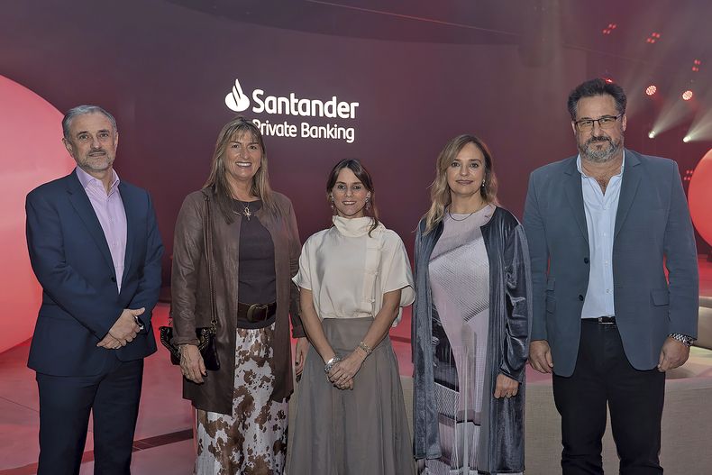 De Banco Santander:&nbsp;director financiero&nbsp;Gonzalo Bava,&nbsp;gerenta de Banca&nbsp;Privada Carrasco&nbsp;Andrea Pollero, head&nbsp;of Private Banking Andreína Roux,&nbsp;gerenta de Banca&nbsp;Privada Golf Nancy&nbsp;Outeiro y gerente de&nbsp;Banca Privada Punta&nbsp;del Este Leonardo&nbsp;Govea.