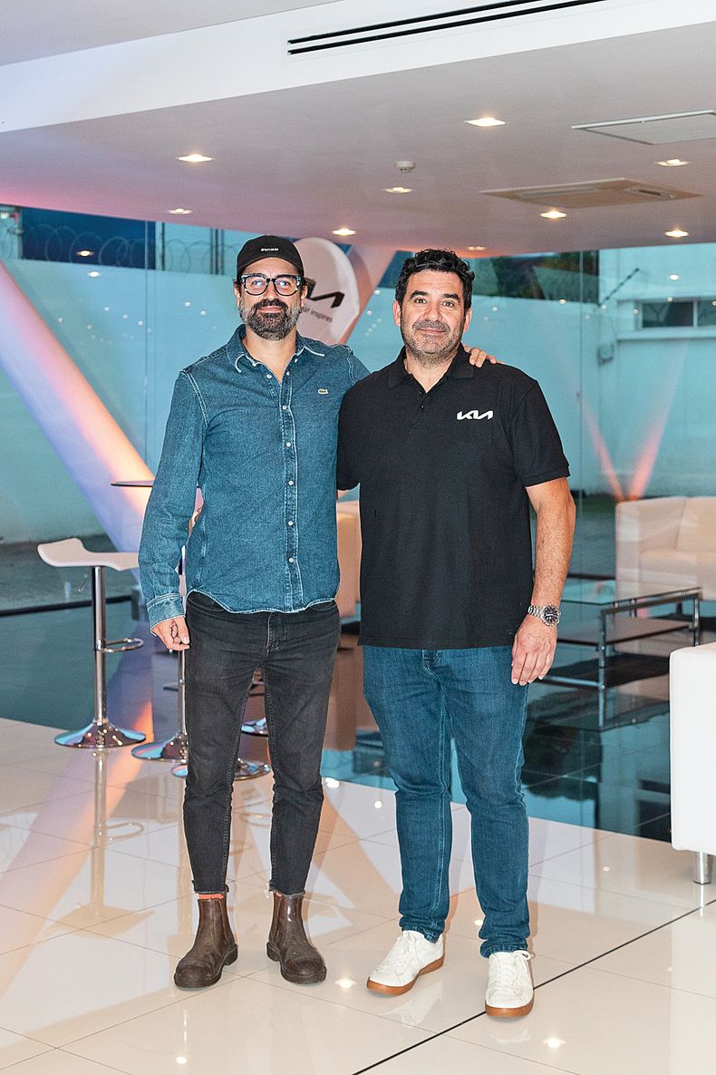 Alfonso Villagrán y el encargado de Marketing de Kia Uruguay Raúl Padín
