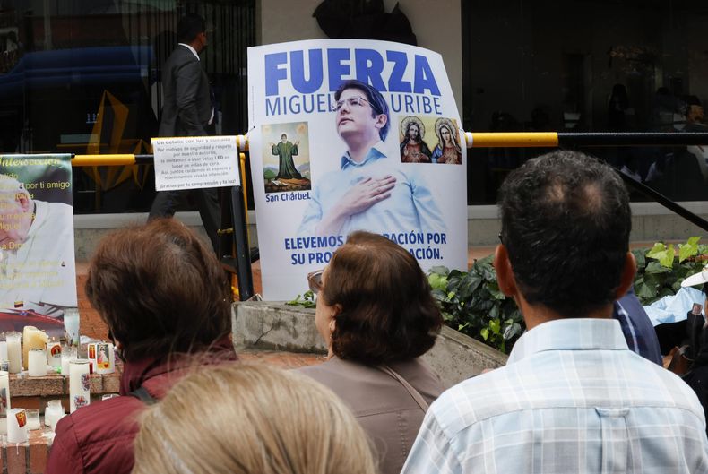 Personas rezan frente a la clínica Fundación Santa Fe por la recuperación del senador y precandidato presidencial colombiano Miguel Uribe Turbay en Bogotá (Colombia).