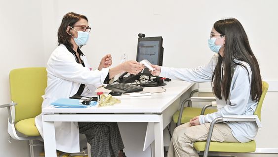 Profesional y paciente en Pediatría