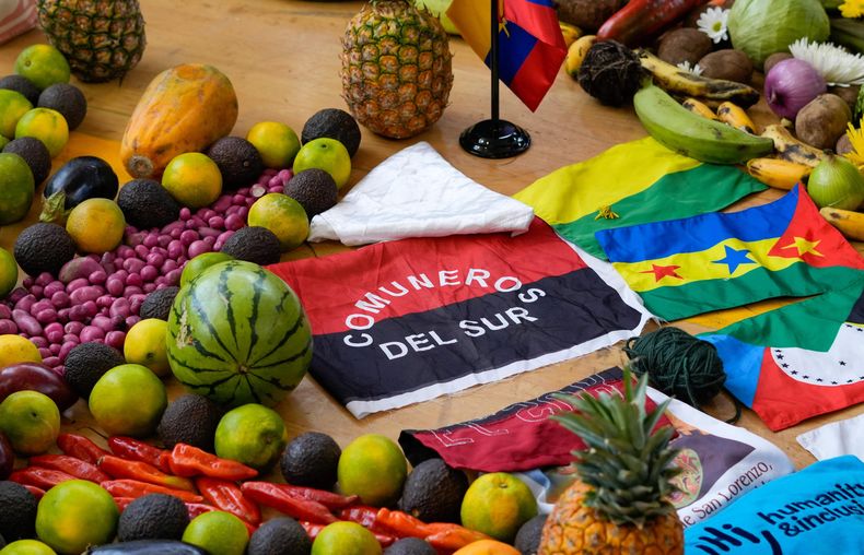 Ofrenda del grupo armado Comuneros del Sur durante un acto para analizar el Proceso de Paz Territorial en Nariño