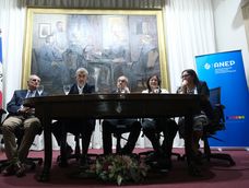 Juan Gabito Zóbili, exconsejero del Codicen, Pablo Caggiani, presidente del Codicen, José Carlos Mahía, ministro de Educación y Cultura, y las consejeras Elbia Pereira y Carolina Pallas. Juan Gabito Zóbili, exconsejero del Codicen, Pablo Caggiani, presidente del Codicen, José Carlos Mahía, ministro de Educación y Cultura, y las consejeras Elbia Pereira y Carolina Pallas.