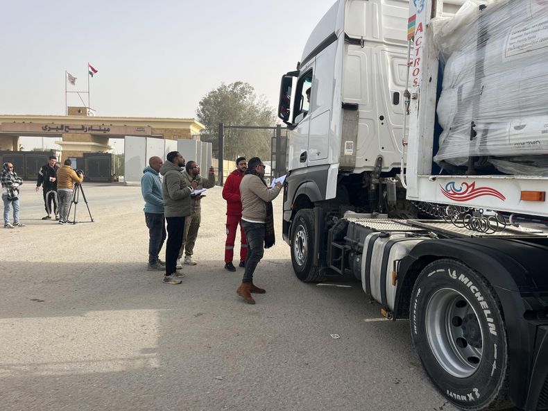 Camiones de ayuda humanitaria se alinean en el cruce fronterizo de Rafah, entre Egipto y la Franja de Gaza.
