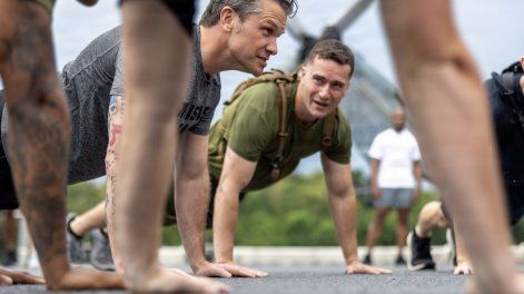 El secretario de Defensa de Estados Unidos, Pete Hegseth, hace flexiones con infantes de marina.