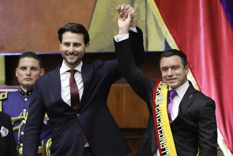 El presidente de Ecuador, Daniel Noboa (d), posa con la banda presidencial junto al presidente de la Asamblea Nacional, Niels Olsen (i), este sábado, en la Asamblea Nacional (Parlamento) en Quito (Ecuador)