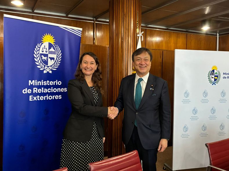 Vicecanciller Valeria Csukasi junto al ministro de Asuntos Exteriores de Japón, Horii Iwao