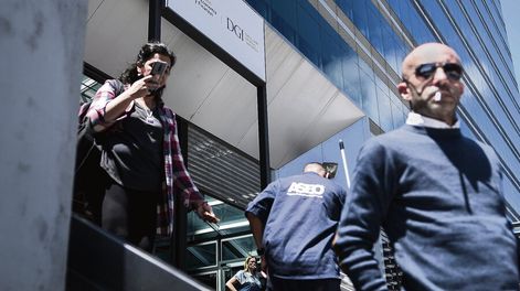 Contribuyentes saliendo de la DGI. Foto: Javier Calvelo, adhocFOTOS