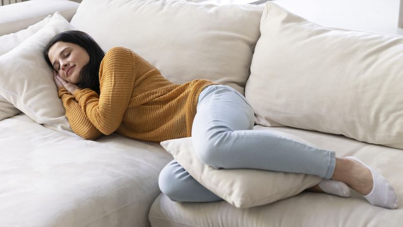 Hacer una pausa para dormir en medio del día es visto casi como un acto de pereza o falta de disciplina en una cultura que valora el estar siempre activo, disponible y produciendo.