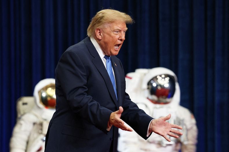 El presidente de Estados Unidos, Donald Trump, llega a una ceremonia en honor a los miembros de la tripulación de Artemis II en el Centro Espacial Johnson de la NASA el 28 de agosto de 2026 en Houston, Texas.