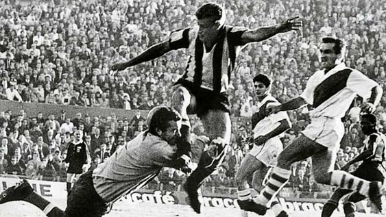 Libertadores 1966. Primera final, en Montevideo. Chocan Julio César Abbadie y Amadeo Carrizo. Libertadores 1966. Primera final, en Montevideo. Chocan Julio César Abbadie y Amadeo Carrizo.