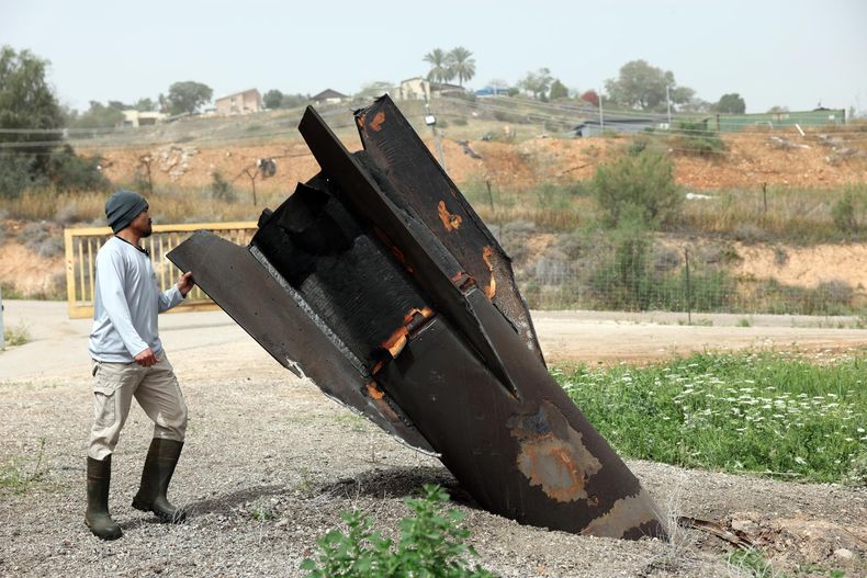 Un trabajador agrícola tailandés examina la cola de un misil balístico iraní que impactó cerca de un establo en el asentamiento israelí de Shadmot Mehola, en Cisjordania, el 4 de abril de 2026. Irán lanzó una nueva andanada de misiles contra Israel, y algunos proyectiles y restos interceptados cayeron también en Cisjordania.