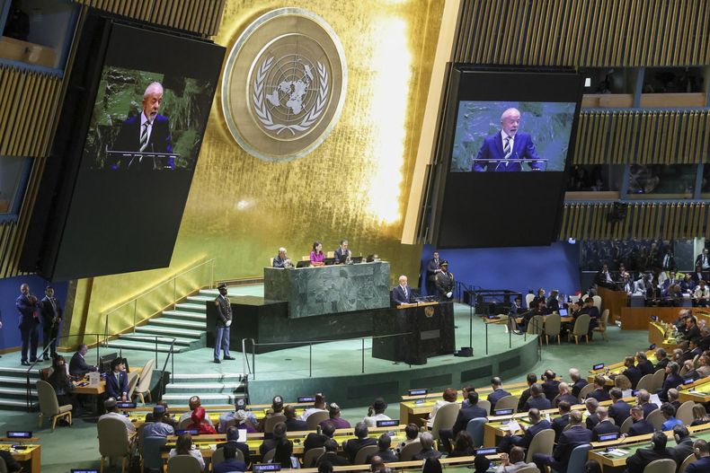 El presidente brasileño, Luiz Inácio Lula da Silva (c), interviene durante el debate general del 80º período de sesiones de la Asamblea General de las Naciones Unidas en la sede de las Naciones Unidas en Nueva York.