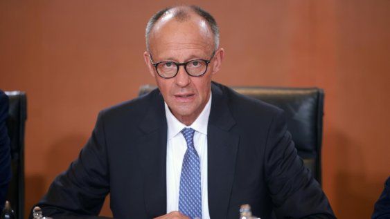 El canciller alemán, Friedrich Merz, observa durante la primera reunión del nuevo gabinete federal, en la Cancillería en Berlín, Alemania, el 06 de mayo de 2025 El canciller alemán, Friedrich Merz, observa durante la primera reunión del nuevo gabinete federal, en la Cancillería en Berlín, Alemania, el 06 de mayo de 2025
