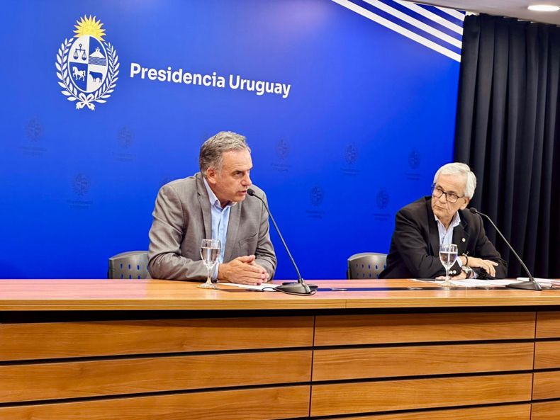Presidente de la República, Yamandú Orsi, y ministro de Trabajo, Juan Castillo, durante la conferencia de prensa el jueves 19.