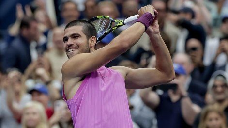 Carlos Alcaraz celebra tras ganar a Jannik Sinner en la final individual masculina del Abierto de Estados Unidos.