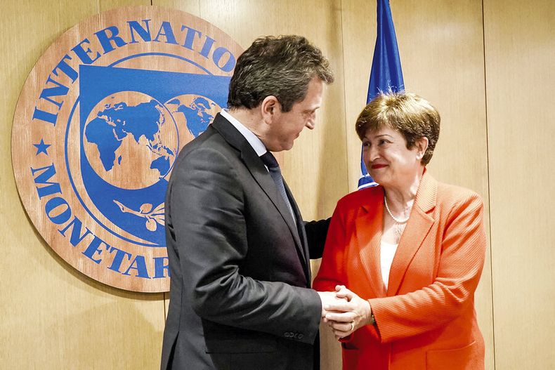 Ministro de Economía argentino, Sergio Massa, con la directora del FMI, Kristalina Georgieva. Foto: AFP / Nacho Boullosa