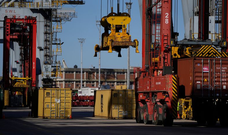 Contenedores para comercio exterior en el Puerto de Montevideo.