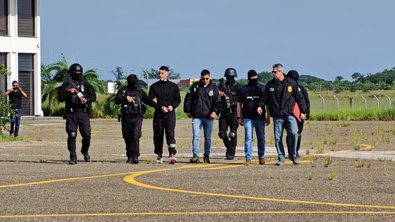 Escoltado por agentes de la DEA, Sebastián Marset camina en el Aeropuerto Viru Viru de Santa Cruz de la Sierra rumbo a un avión que lo trasladó a Perú. Escoltado por agentes de la DEA, Sebastián Marset camina en el Aeropuerto Viru Viru de Santa Cruz de la Sierra rumbo a un avión que lo trasladó a Perú.