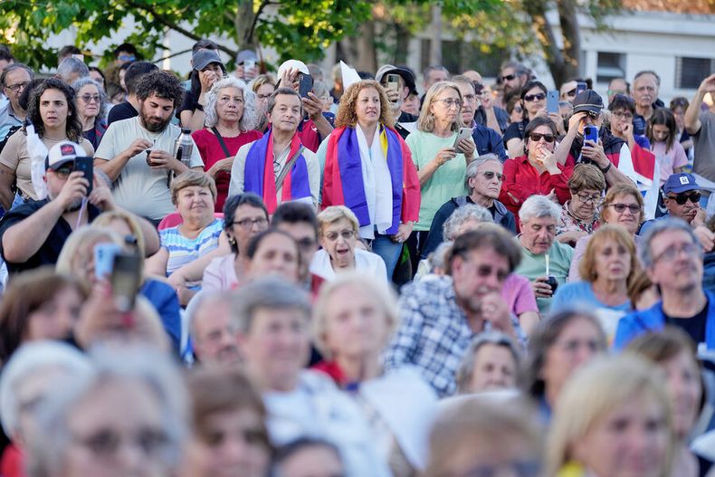 Militantes del Frente Amplio después del plenario que aprobó cuatro precandidaturas para las internas. Foto: Javier Calvelo / adhocFOTOS