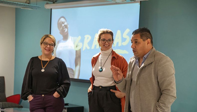 Psicoterapeuta Martina Gadea, brand lead de Cuidado del Hogar de Unilever Laura Passano y Adrián Russo, presidente de la Cámara de Comercio y Negocios LGBT de Uruguay