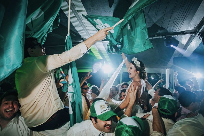 En la fiesta en Las Caballerizas con cotillón del equipo Trébol Rugby de Paysandú