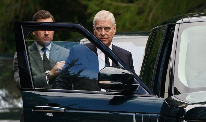 La policía británica detiene al expríncipe Andrés por sus vínculos con el pederasta Epstein.