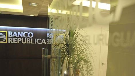 imagen de AEBU busca evitar el cierre de sucursales del BROU aliado con blancos, colorados y frentamplistas