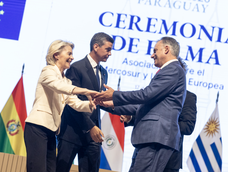 Yamandú Orsi saluda a Ursula von der Leyen tras la firma del acuerdo entre el Mercosur y la Unión Europea en Asunción, 17 de enero de 2026. Yamandú Orsi saluda a Ursula von der Leyen tras la firma del acuerdo entre el Mercosur y la Unión Europea en Asunción, 17 de enero de 2026.