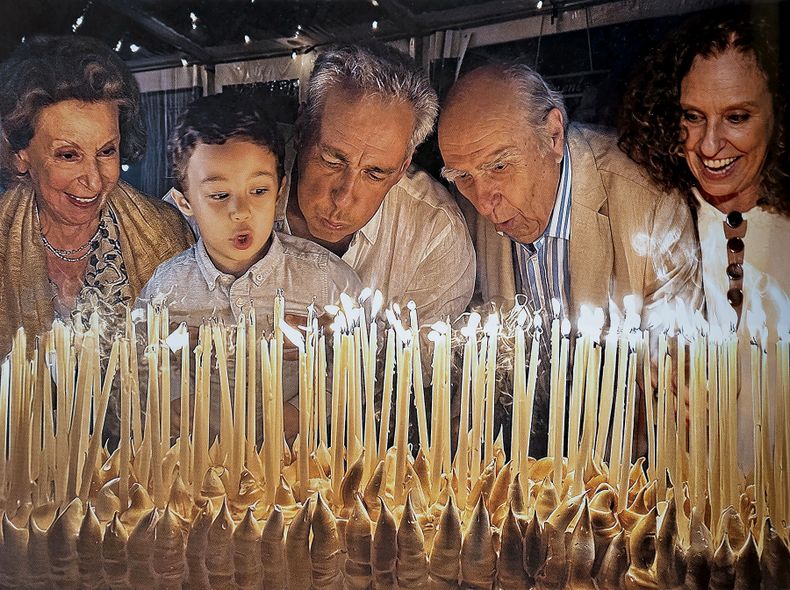En su cumpleaños de 90, con su esposa Marta, sus hijos Julio Luis y Emma, y su bisnieto Julio León.