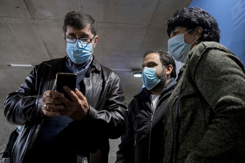 Fernando Pereira, Gonzalo Civila e Ivonne Pasada, al finalizar la conferencia de prensa, en la Huella de Seregni, en Montevideo. Foto: Pablo Vignali / adhocFOTO