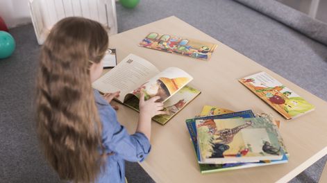 Búsqueda | nina-con-libros-en-mesa