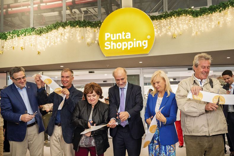 Gerentes de Punta Shopping Uri Ivanier y Daniel Urrutia, Verónica Bobre, ministro de Trabajo Pablo Mieres, presidenta de la República en ejercicio Beatriz Argimón e intendente de Maldonado Enrique Antía