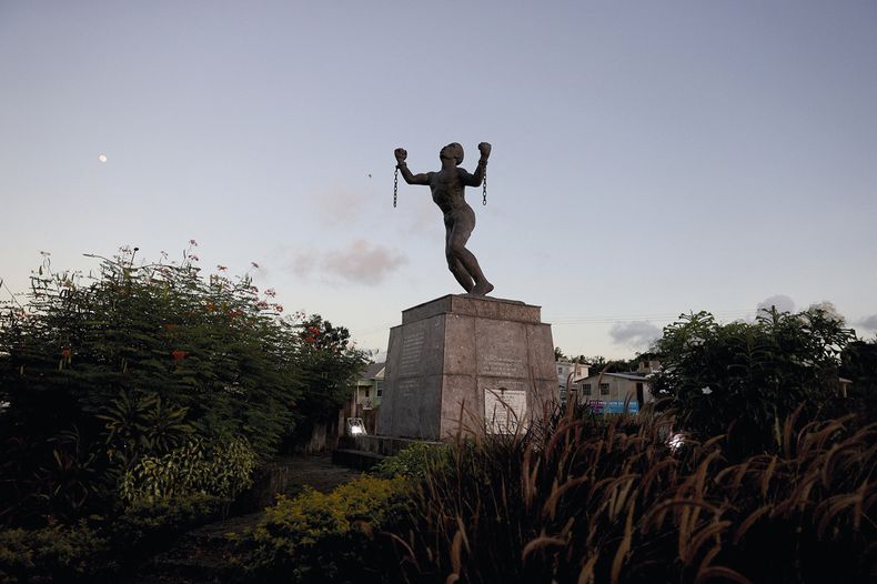 La Emancipación de Bussa mereció una estatua; el pasado colonial en la isla está íntima y dolorosamente ligado a la esclavitud.Foto: AFP