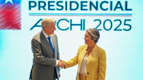 Los candidatos a la Presidencia de Chile, Jose Antonio Kast y Jeannette Jara, durante el debate ARCHI 2025, en Santiago (Chile).