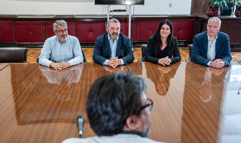 Mauricio Zunino, Justo Onandi, Mario Bergara Viviana Repetto y Germán Benítez durante la reunión de transición de gobierno en la Intendencia de Montevideo