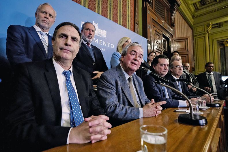 Alvaro Garcé, Luis Alberto Heber y Rodrigo Ferres en conferencia de prensa durante la Comisión General del Senado. Foto: Javier Calvelo / adhocFOTOS