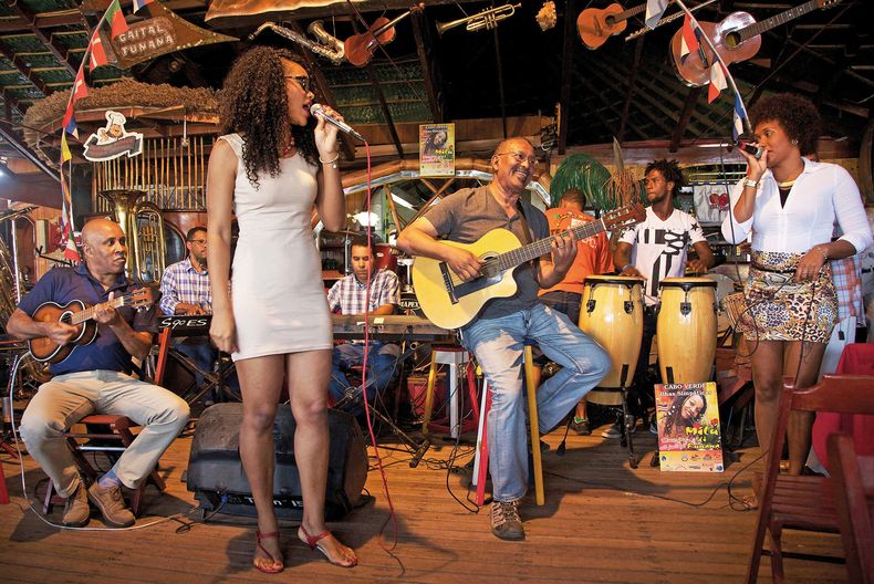 En cada esquina se escucha la morna, con su ritmo lento, sus suaves armonias y letras llenas de emoci&oacute;n.