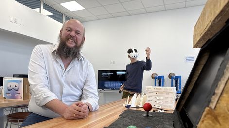 Ezequiel Alemán, director del Instituto Tecnológico Regional Este de la Universidad Tecnológica, junto a un adolescente del programa Trama.