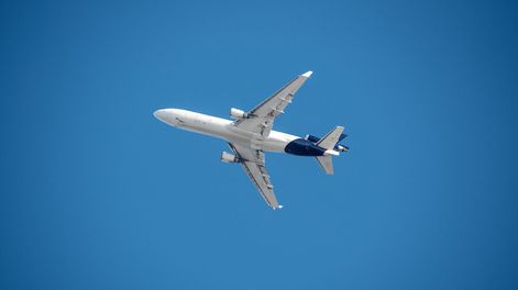 Avión sobre Montevideo. Foto: Ricardo Antúnez / adhocFOTOS