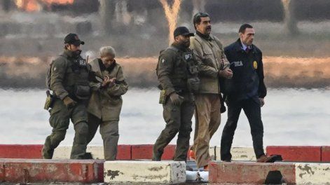 Nicolás Maduro y su esposa, Cilia Flores, llegan al helipuerto de Wall Street durante su traslado al tribunal federal para su comparecencia en Nueva York, Estados Unidos.