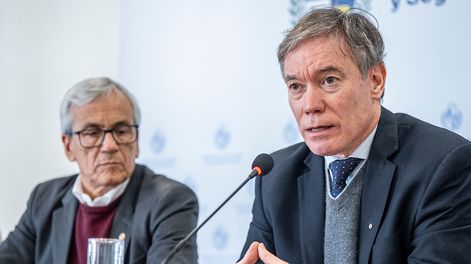 El ministro de Trabajo, Juan Castillo, y el viceministro de Economía, Martín Vallcorba, en la presentación de las pautas