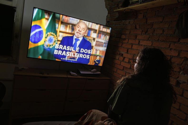 Una mujer observa una alocución del presidente de Brasil, Luiz Inácio Lula da Silva, este jueves, en San Pablo