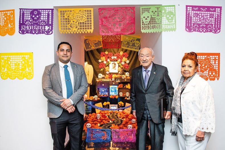 Agregado cultural de la Embajada de México Jorge Saab, embajador de México Víctor Manuel Barcelo y Josefina Monroy