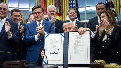 Donald Trump muestra el paquete de financiación firmado para la reapertura del gobierno federal en el Despacho Oval de la Casa Blanca, el 12 de noviembre de 2025.